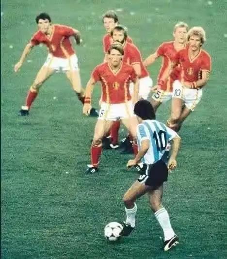 Maradona is not dead, just kicking the door of FIFA394 / author:Li Chengpeng / source:
