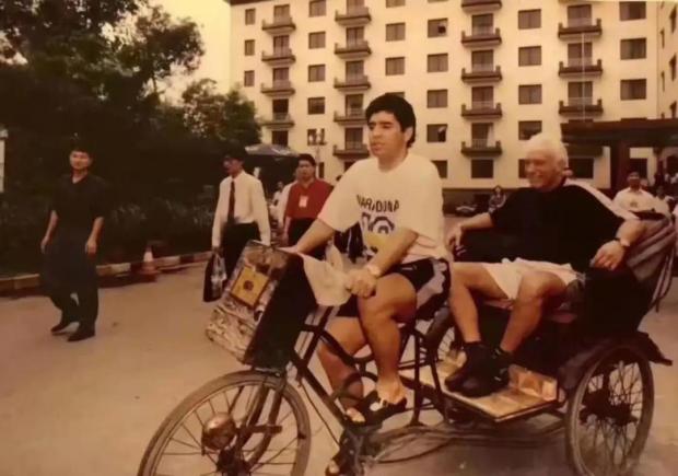 Maradona is not dead, just kicking the door of FIFA60 / author:Li Chengpeng / source: